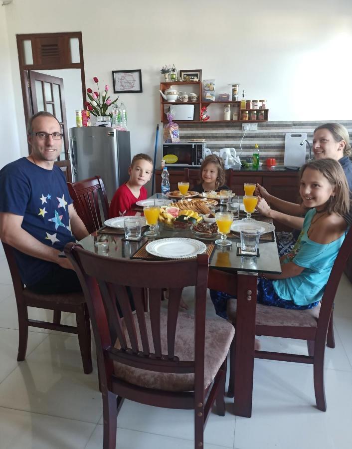 Saru Holiday Apartment - Up To 6 Guests แคนดี้ ภายนอก รูปภาพ